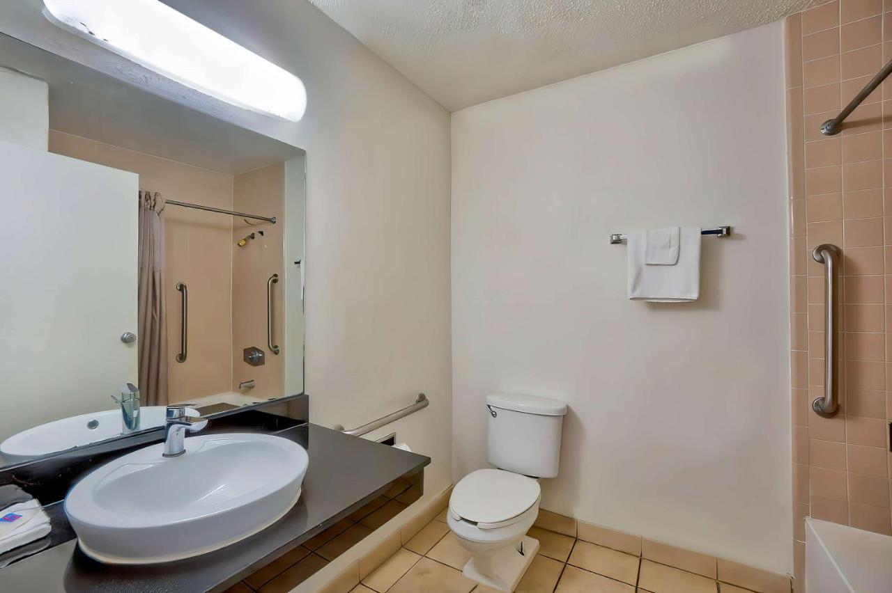Hotel 6-gainesville, Fl 3*