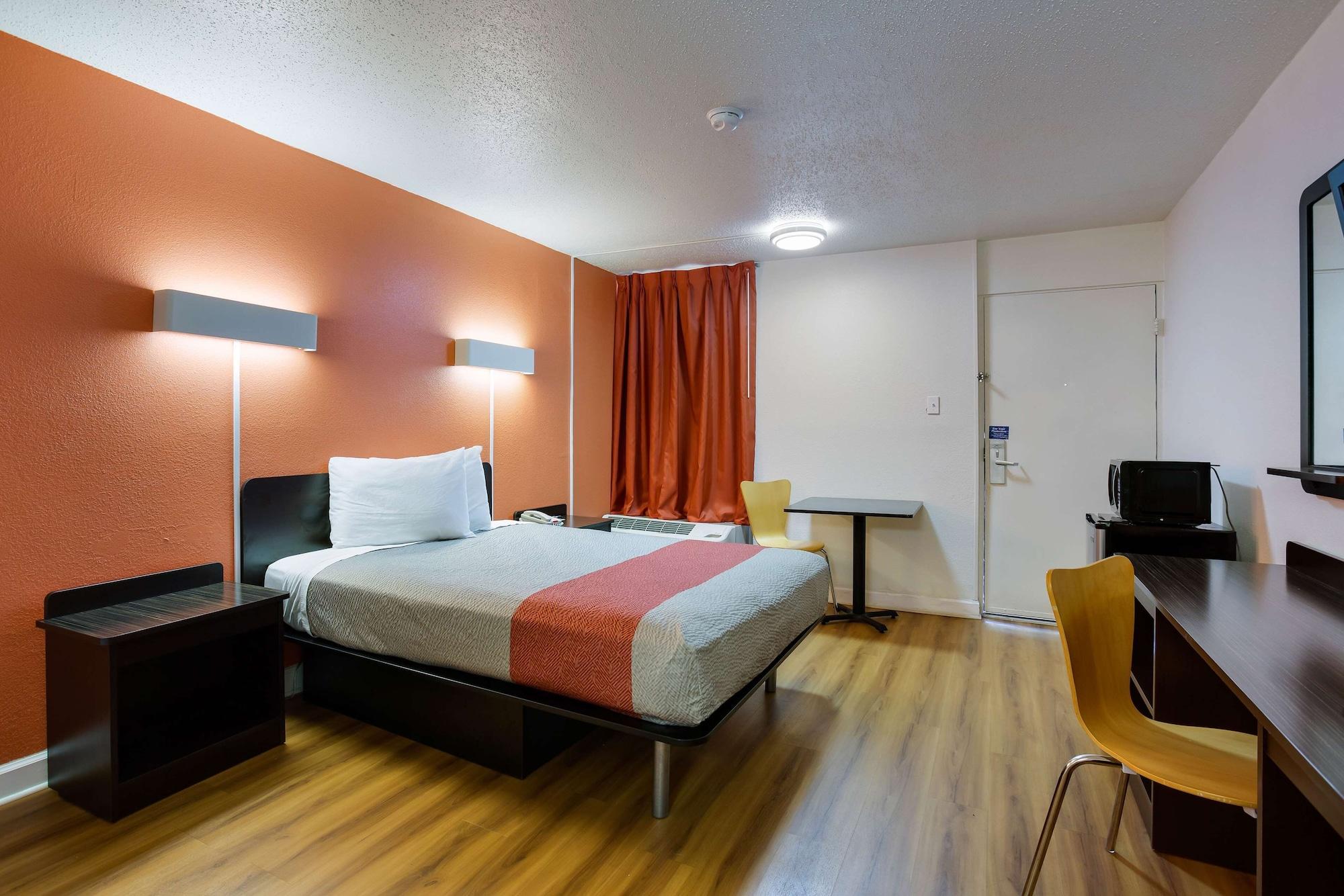 Hotel 6-gainesville, Fl 3*